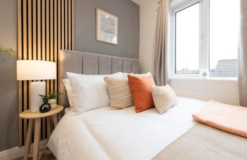 Spacious Modern 2BR - Parking - Workspace Area, Ideal for Contractors & Long Stays - NordStay - Foto 23