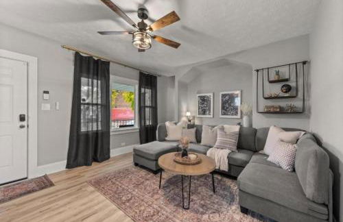 Newly Renovated and Designed Near Downtown - Foto 7