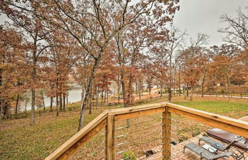 Lakefront Rogers Getaway with Hot Tub and Deck! - Foto 34