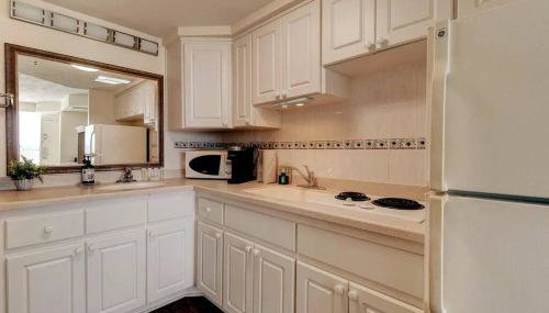 Sleeps 4: Family-Friendly Beach Condo and Resort - Foto 5, stove, minibar