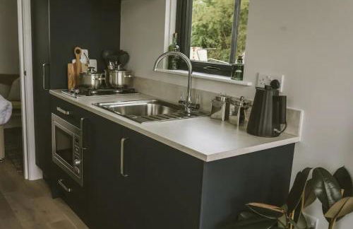 Water Cabin With Water Sports Equipment and Bikes, Bath - Foto 11