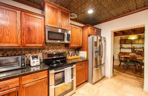 Myrinn-Hobbit Cottage on the Creek Storybook Stay - Foto 15