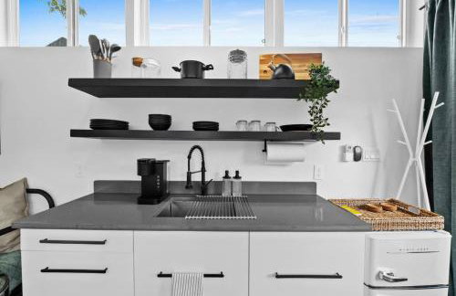 Spacious and Bright with Deck Walkable to 6th St - Foto 3