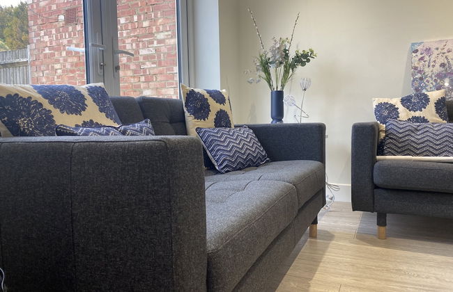 Gladstone Apartments by Bluebell Rooms - Photo 1