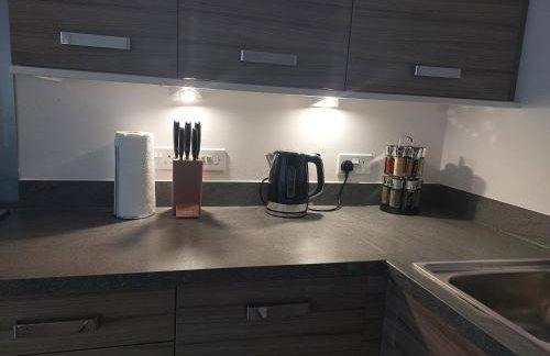 Beautiful 4-Bedroom House with Private Garden & Parking - Foto 46