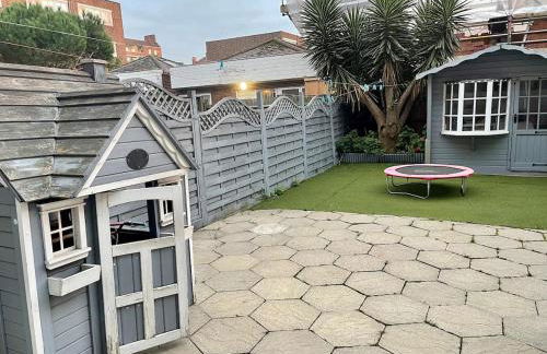 3 Bedroom House with a Private Garden - Foto 2