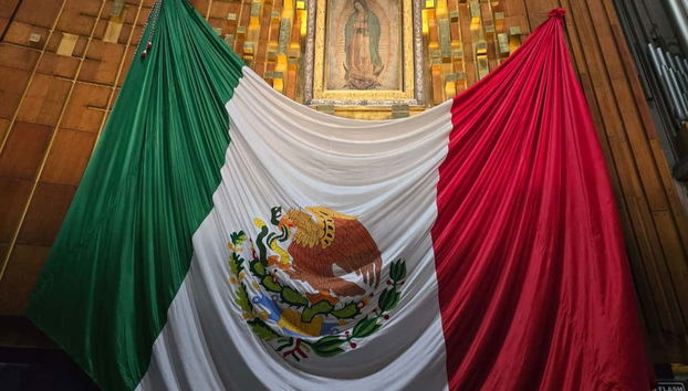Le drapeau mexicain sous la Vierge de Guadalupe
