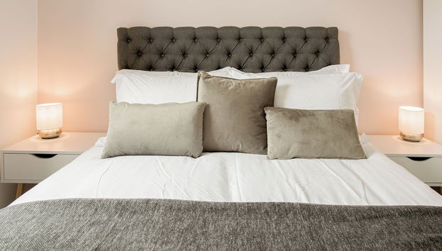 Stunning 2 BD with Patio & Free Parking - Foto 2, Habitación