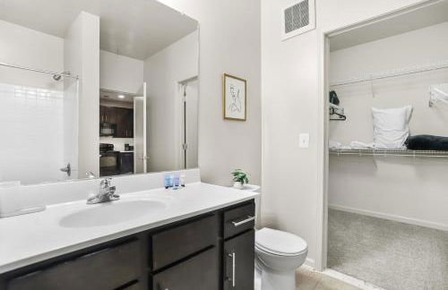 Spacious Comfort Near Downtown Hotspots - Foto 28