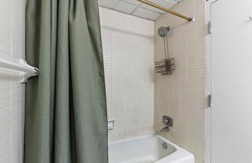 Famous MUSIC ROW 1 Bedroom Condo with FREE Parking and Pool - Foto 36