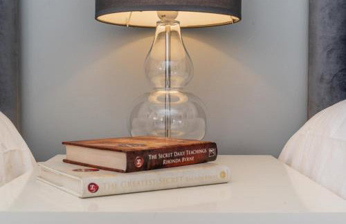 CENTRAL MK- 3Bed, 2 Bath house for LONG TERM CONTRACTOR Stays, free parking for 2 vehicles, DESK & GARDEN space managed by CHIQUE PROPERTIES LTD - Photo 14