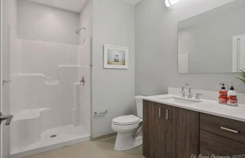 Luxury apartment with gym, steps from commuter rail #4011 - Foto 24