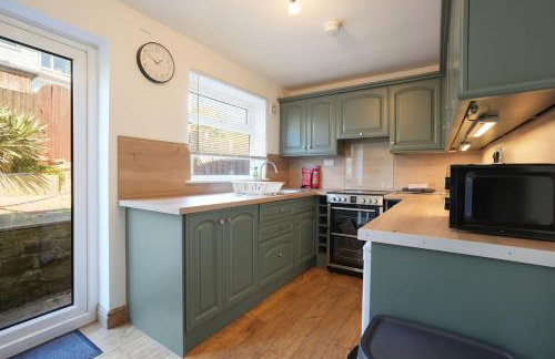 Stupton House, Large 3 Bed House that Sleeps 8 with Full Size Pool Table & FREE Parking - Hosted by Stay Host Save - Foto 48