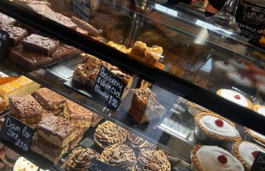 Sleeps 7, entire apartment,with restaurant next door - Foto 2