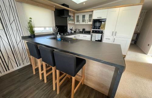 Indulgence Lakeside Lodge i3 with hot tub, private fishing peg situated at Tattershall Lakes Country Park - Foto 26