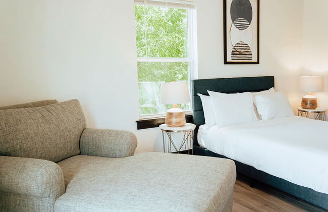 Cozy 6BR Home Near Plaza Dist -sleeps 15 - Photo 28