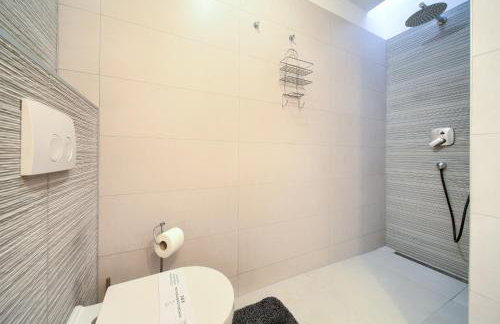 VILLA SOLIS LACUS modernes Apartment - privater beheizbarer Pool- Klimaanlage - private Parkplätze - Foto 30