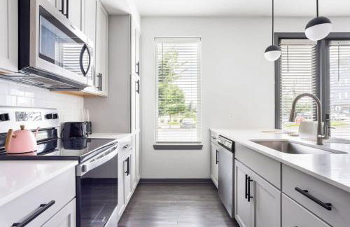 Bright & Cozy 2BR Retreat w Parking Broad Ripple - Foto 26