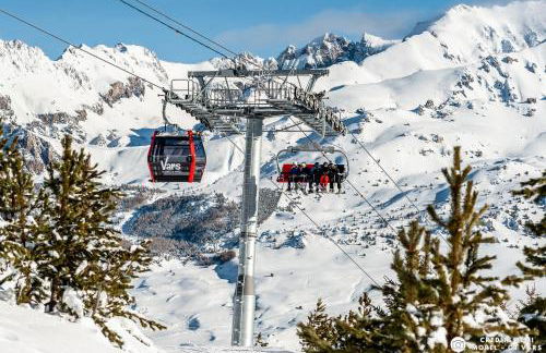 Charming Chalet w/ Mountain & Slope Views, Jacuzzi - Foto 32