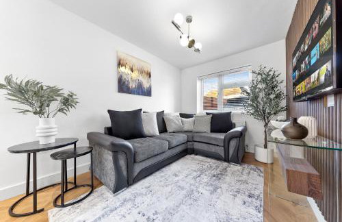 AC & Private Drive Stylish 4BR 5 Beds 8 Guests Wifi And Parking - Photo 8