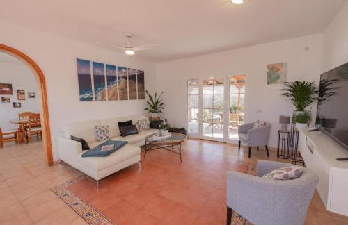 Casa Amaya - Spacious House with Pool, Large Garden, BBQ, 2 Terraces, and Ideal Location - Foto 4