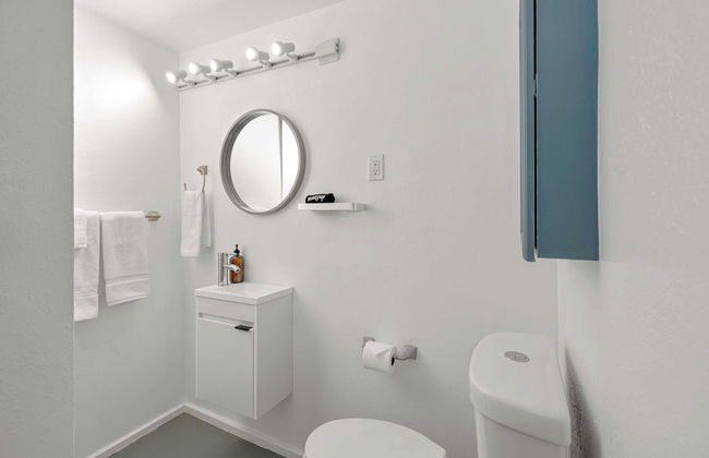 Fable by Avantstay 2 Unique Spaces, w/ Bowling, Hot Tub, Fire Pit, Large Yard - Photo 18