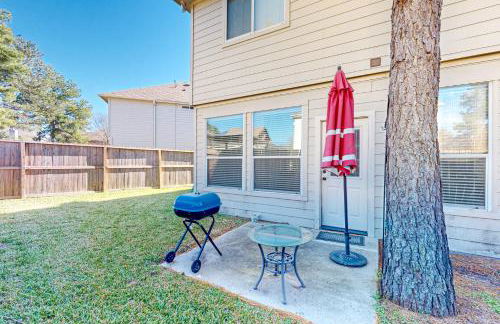 3 Mi to Downtown Conroe Updated Townhome with Yard - Foto 3