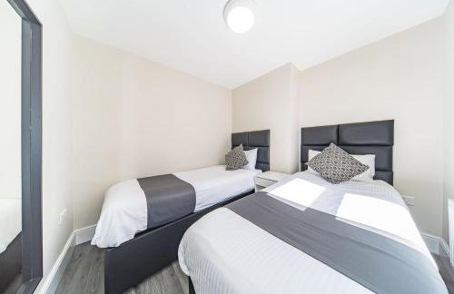 RYAN AIR I BNB - Huge 4 Bedroom House with Free Parking - Foto 22