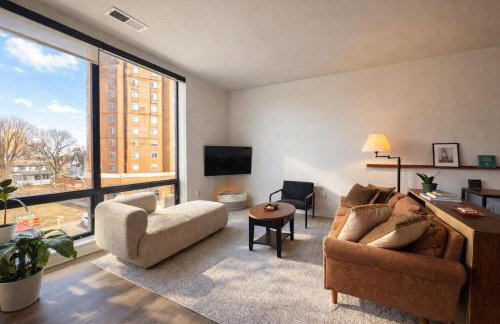 East Side Luxury 1BR Apt - Near Brady St with Balcony and Lounge - Foto 1