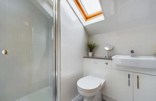 Modern 4 Bed Walk to Pubs, Shops and Countryside - Photo 31