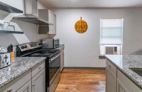 Cozy retreat minutes from stadiums - Photo 8