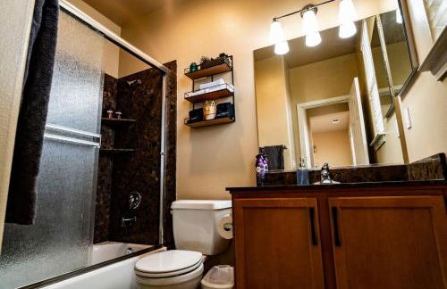 Eat-Sleep-Stroll-Repeat! Walkable Midtown 2BR Home - Foto 19