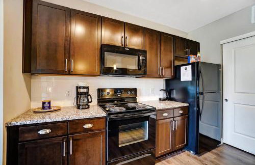 The Urban Oasis Garage Parking Walk-In Shower - Foto 8