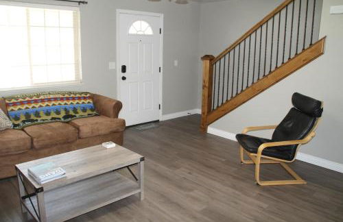 3 queen beds, 1 twin bed, 2 rooms, 1 and a half bath, self check-in, flexcation equipped - Foto 17