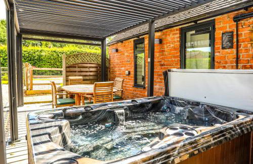 Cottage with Hot Tub - near Cheltenham and Tewkesbury - Photo 1