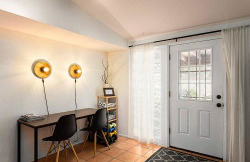 Stylish Mid-Century Oasis with Pool - Foto 32