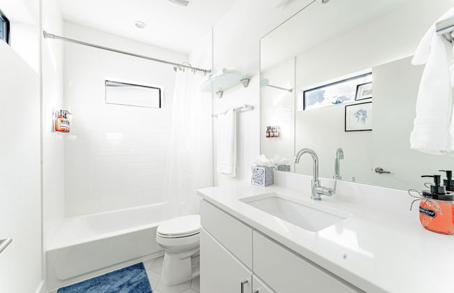 East Downtown 3BR Condo w Fast Wifi and Sleeps 8 - Foto 17