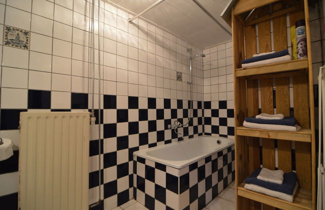 House Situated Peacefully on a Vast Green - Foto 12