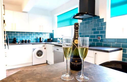 Halford House 3 Bed Town Centre Home from Home with Parking for 2 cars Prime Location Tamworth - Photo 32