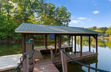 Lakefront 6bdr, Priv Dock, Game Room, Firepit Jake's Lake House by Avantstay - Foto 14