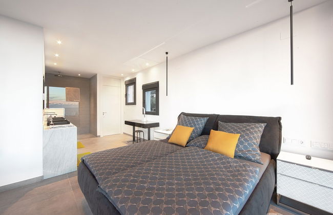 Villa in Marbella With Private Heated Pool - Photo 3