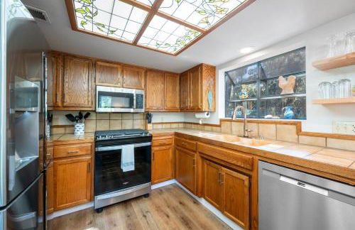 Forest Home with Deck, EV Station, King Beds - Foto 23