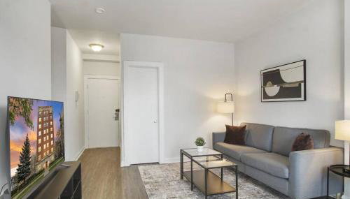 Sleek & Functional 2-Bedroom Apt - Hyde Park 405 - Photo 3