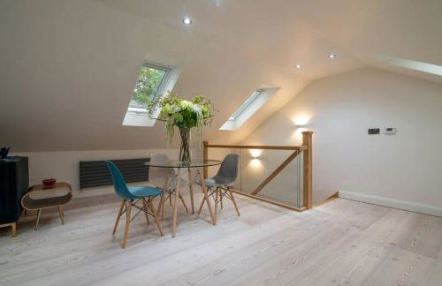 Luxury Coach house next to woodland in Knutsford - Photo 13