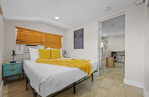 Remodeled 2BR Apartment w/ Garden Deck - Photo 13