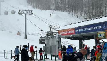 Stylish Forest Lodge with Large Hot Tub, Firepit and Fireplace minutes to Gore Mountain - Foto 5