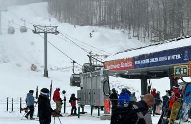 Stylish Forest Lodge with Large Hot Tub, Firepit and Fireplace minutes to Gore Mountain - Foto 5