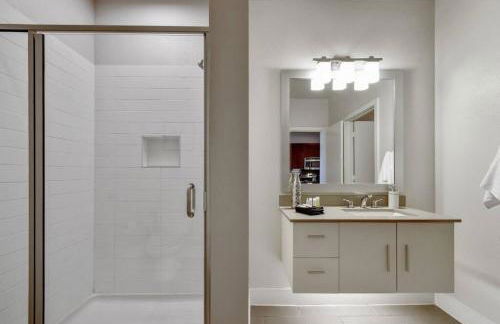 Charming Apartment in Southtown Wifi Pool Gym - Photo 22