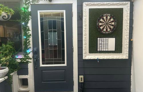 Artistic Retreat, King Suite with Private Balcony! - Foto 38