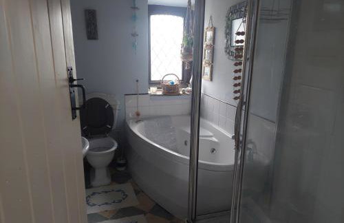 2 Bed Cottage - Sleeps 4 - Pets - Parking - Photo 5